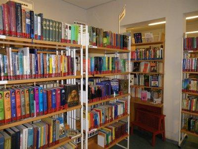 Regale in der Bücherei